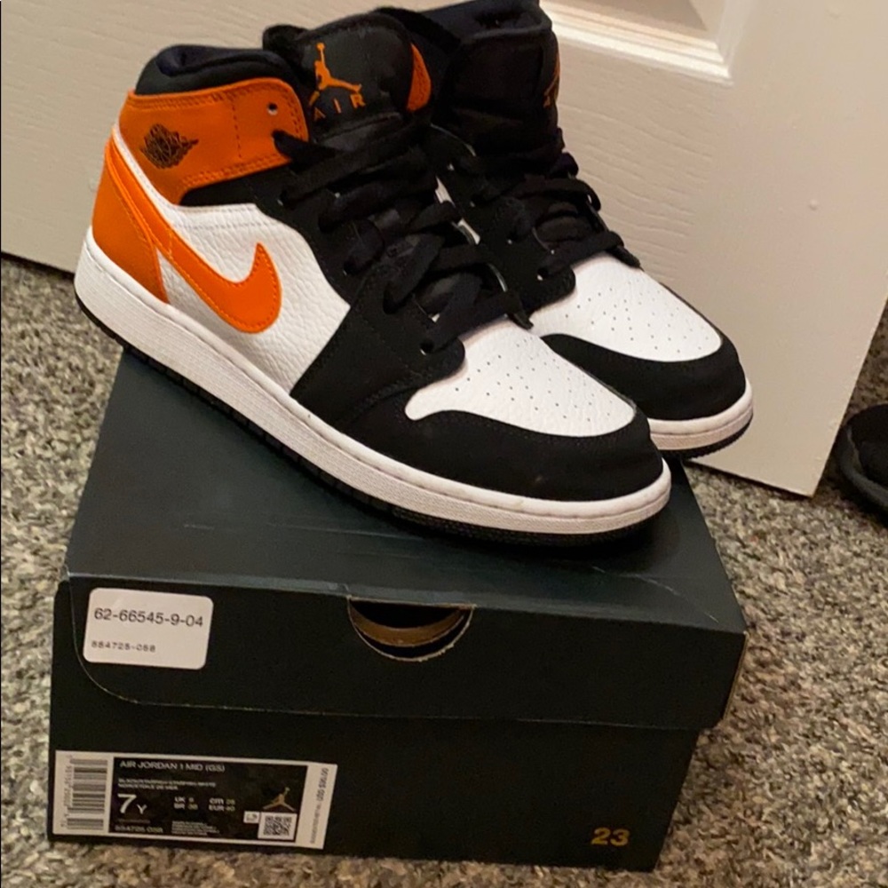 Air Jordan Mid 1